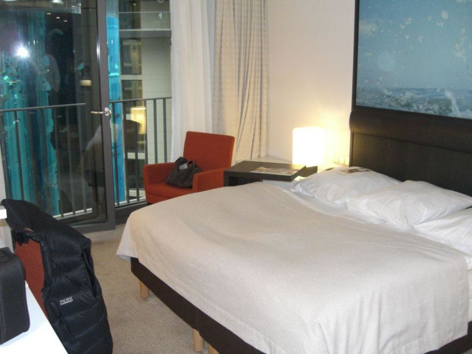 Zimmer Mit Blick Auf Das Aquarium Radisson Blu Hotel Berlin