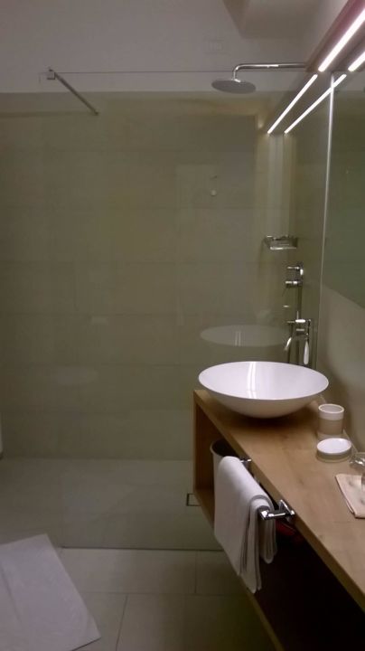 Schones Badezimmer Mit Begehbarer Dusche Garni Raffein Lana Holidaycheck Sudtirol Italien