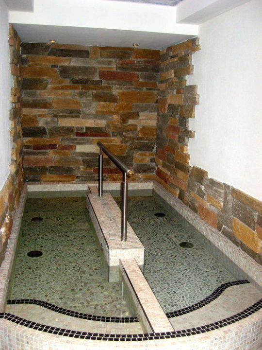 "Kneippbecken im Wellnessbereich" Hotel Dornauhof (Finkenberg