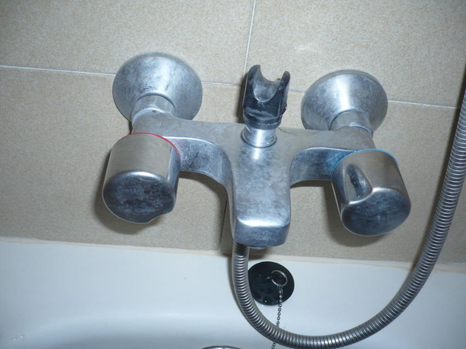 "Verkalkter Wasserhahn im Bad" Hotel Sabina Playa (Cala Millor