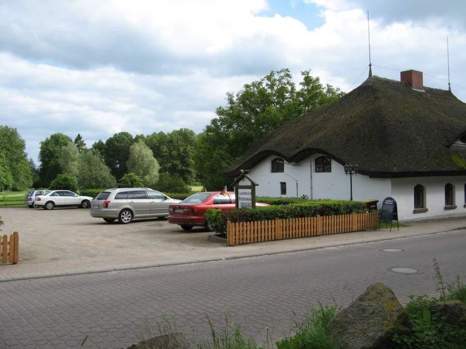  Hotelparkplatz mit Fischerh  tte  Landhotel Schorssow  Schorssow