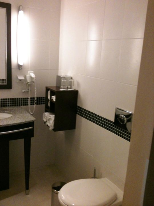 Badezimmer Hampton By Hilton Berlin City West Berlin Charlottenburg Wilmersdorf Holidaycheck Berlin Deutschland