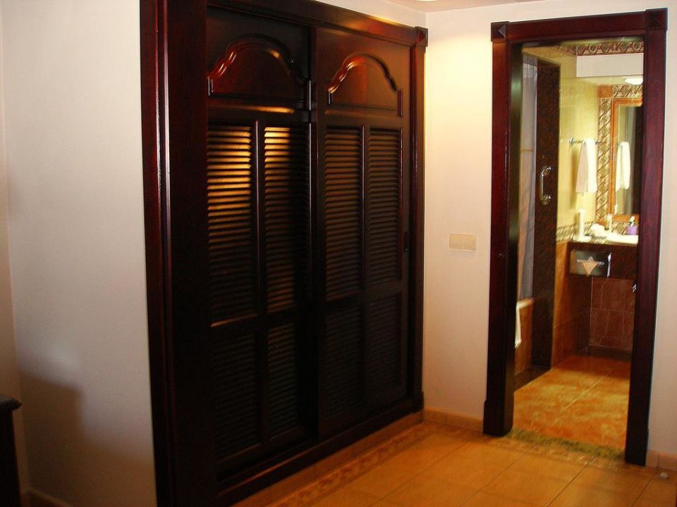 Schrank Und Eingang Zum Bad Hotel Riu Ocho Rios Saint