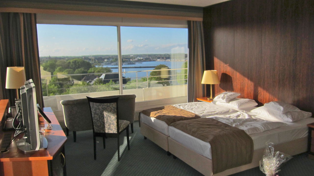 "Sofa vors Fenster und Blick genießen" Maritim Hotel Bellevue Kiel