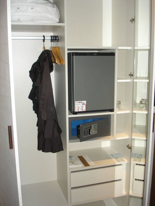 "Geräumiger Schrank mit Minibar und Safe" Vincci Mercat (Valencia