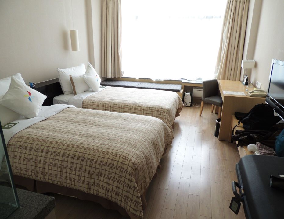 "Schlafbereich, im Hintergrund gepolsterte Liege" Hotel Four Points by