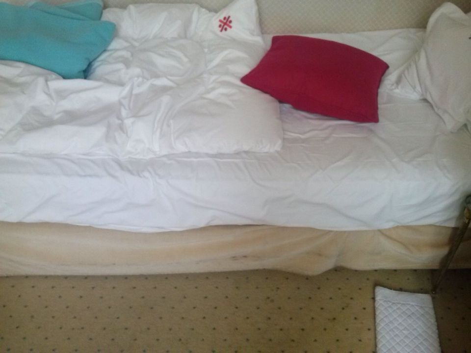 Bett Mit Streifen Und Streifen Auf Boden Hotel Haus Marienburg