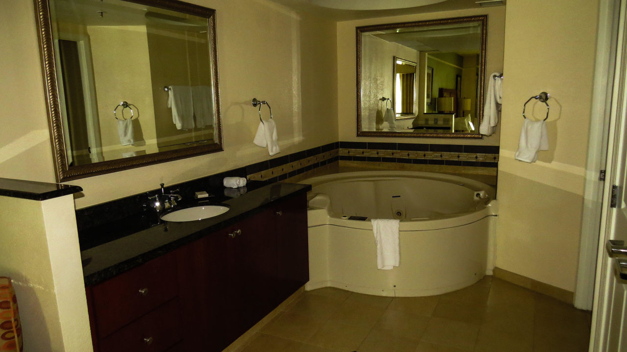 Das Badezimmer Mit Jacuzzi Hilton Grand Vacations Suites At