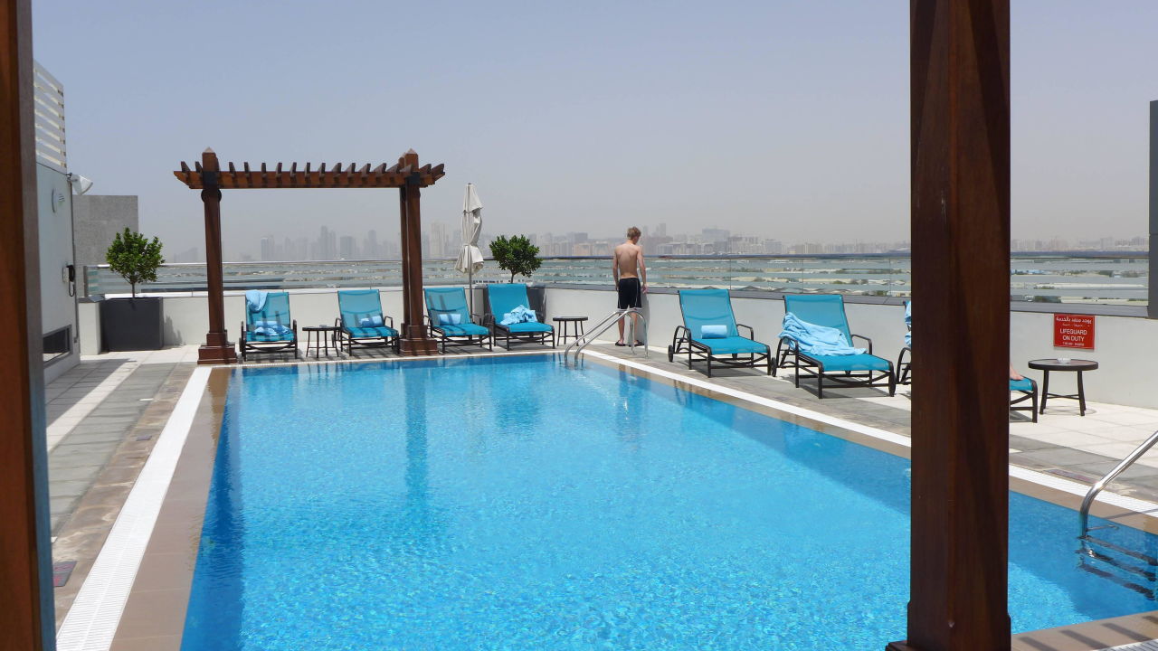 "Pool im 8. Stock" Hilton Garden Inn Dubai Al Muraqabat (Dubai