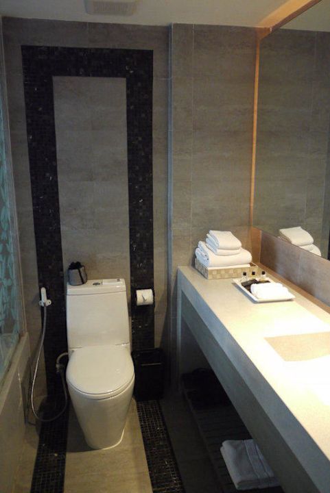 "Toilette, Waschbecken & riesiger Spiegel" Hotel Cher Resort (Cha Am