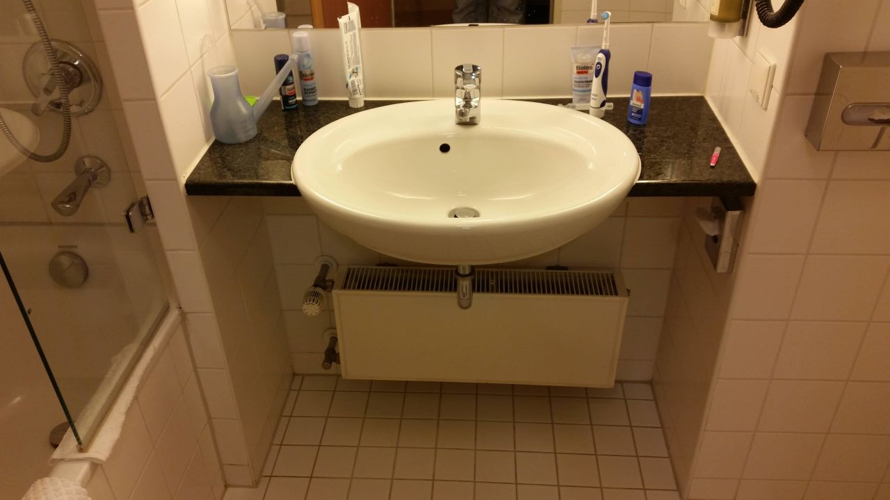 "Waschbecken ohne Handtuchhalter" Lindner Hotel Dom Residence (Köln