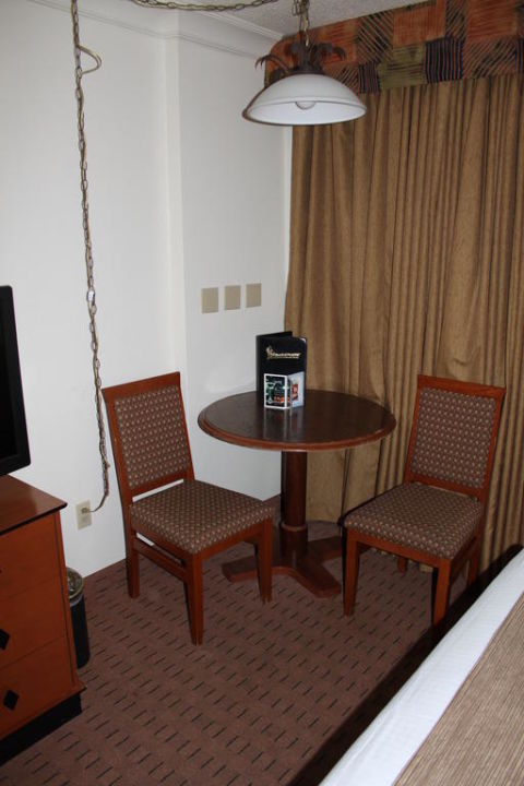 Sitzecke Mit Infomappe Auf Dem Tisch Stratosphere Hotel