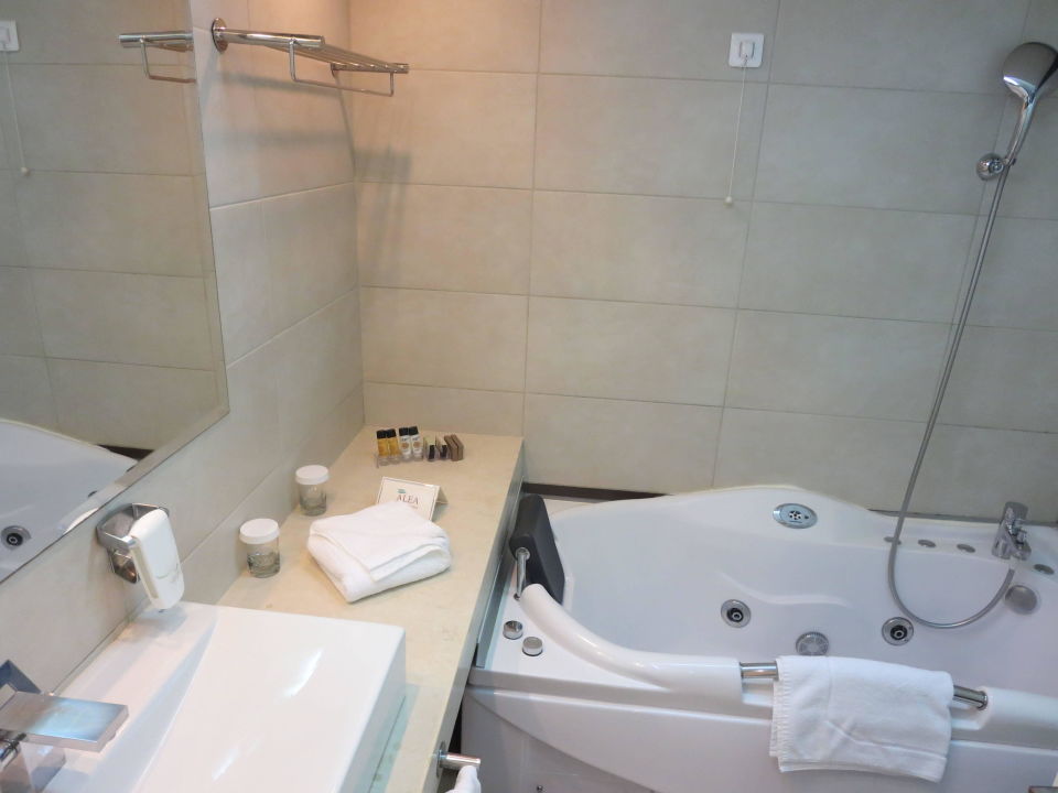 "Badezimmer mit Jacuzzi in Suite mit priv. Pool" Alea Hotel & Suites