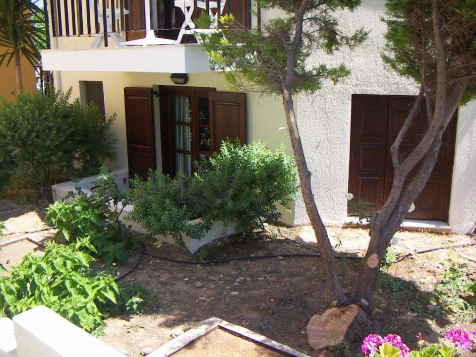 "Fenster &amp; Terrasse im Souterrain" Hotel Kalidon (Kokkari