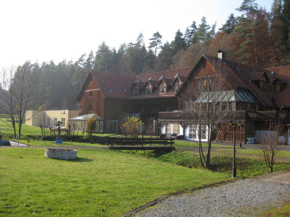 "Rückwärtige Ansicht Hotel inkl Außenanlage" Hotel Im