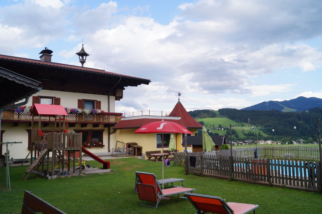 "Blick über die Liegewiese zum Haus" Landhotel