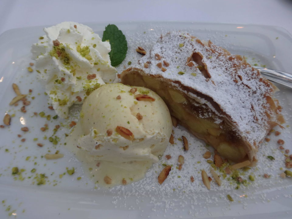 &amp;quot;Leckerer Apfelstrudel mit Eis &amp;quot; AKZENT Waldhotel Rügen (Göhren auf ...