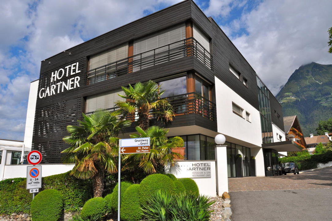 "Blick auf das Hotel von der Hauptstraße" Hotel Gartner (Tirolo / Dorf