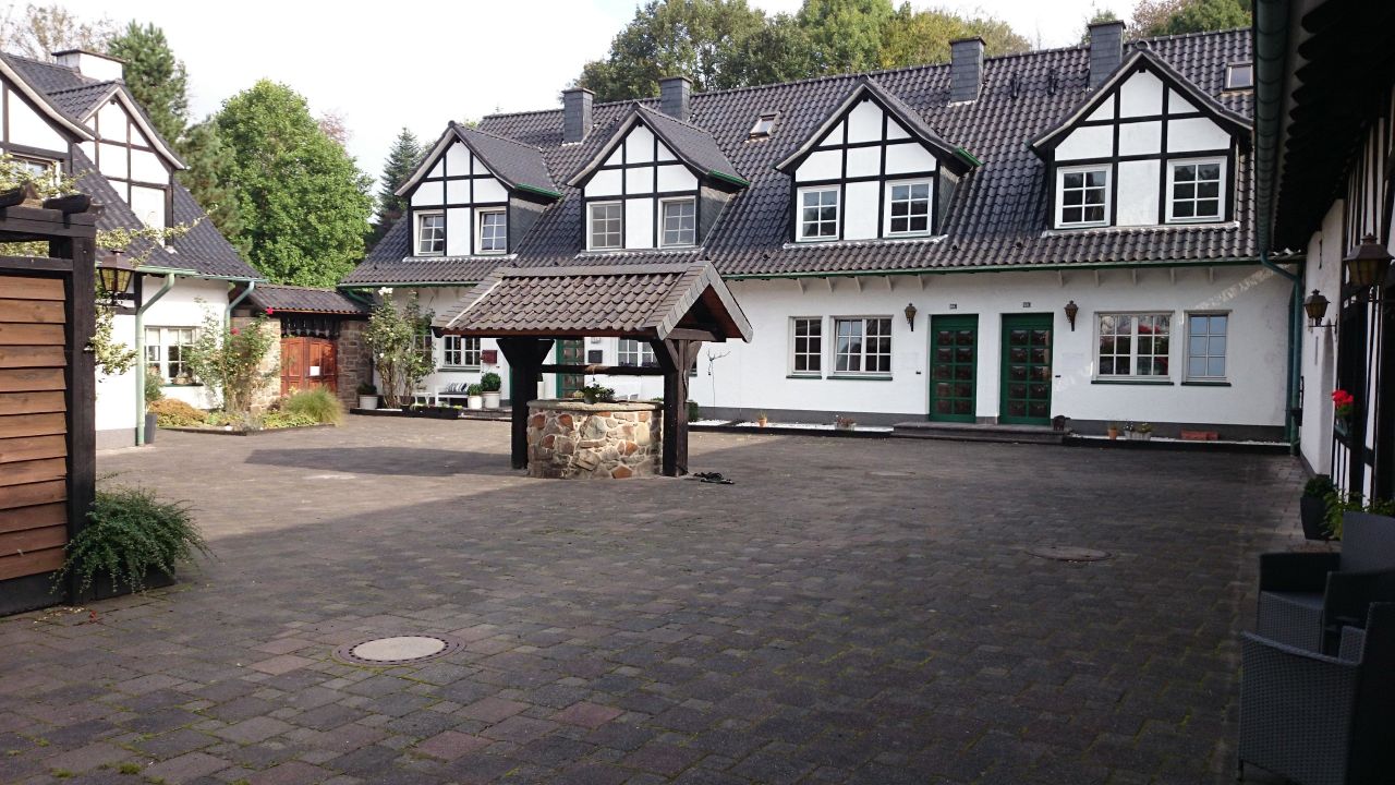 "Innenhof, rechts die Eingänge zu den Häusern" Landgasthof Altenbrücker