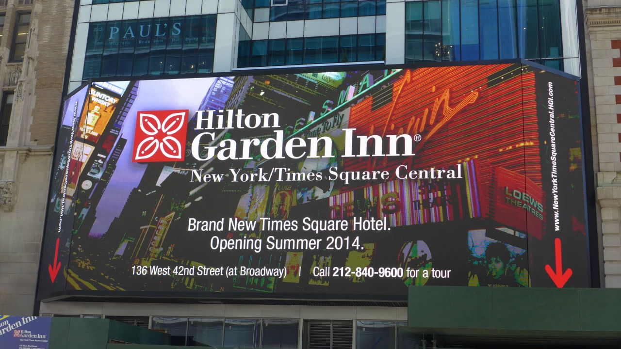 Werbung An Der Front Des Hotels Hilton Garden Inn New York Times