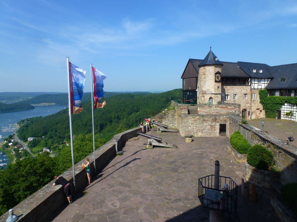 "Blick vom Restaurant auf Burghof/Edersee" Hotel Schloss ...