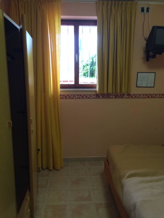 Zimmer Mit Gitter Vor Dem Fenster Hotel Cristallo Malcesine Holidaycheck Venetien Italien