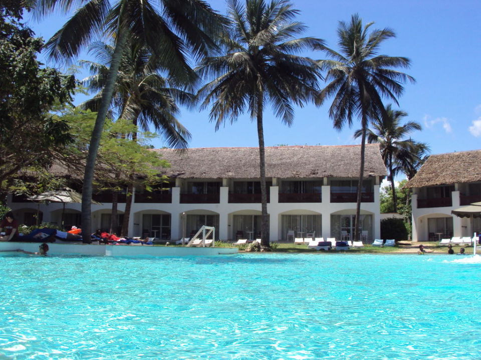 Hotelgebäude Und Pool Leisure Lodge Beach And Golf Resort Diani Beach • Holidaycheck Provinz