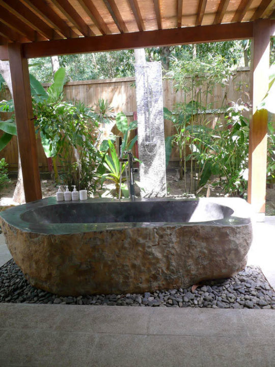 Bild "badewanne und dusche im eigenen garten" zu hotel an lam ninh ...