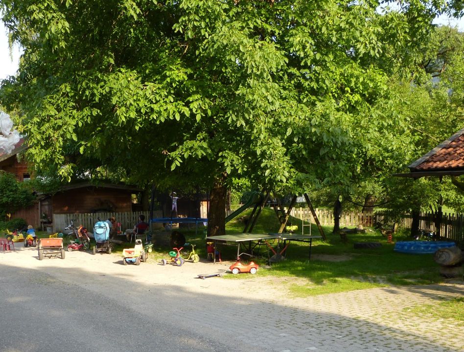 "Kinderspielplatz vor dem Haus" Landpension Fetznhof (Grassau