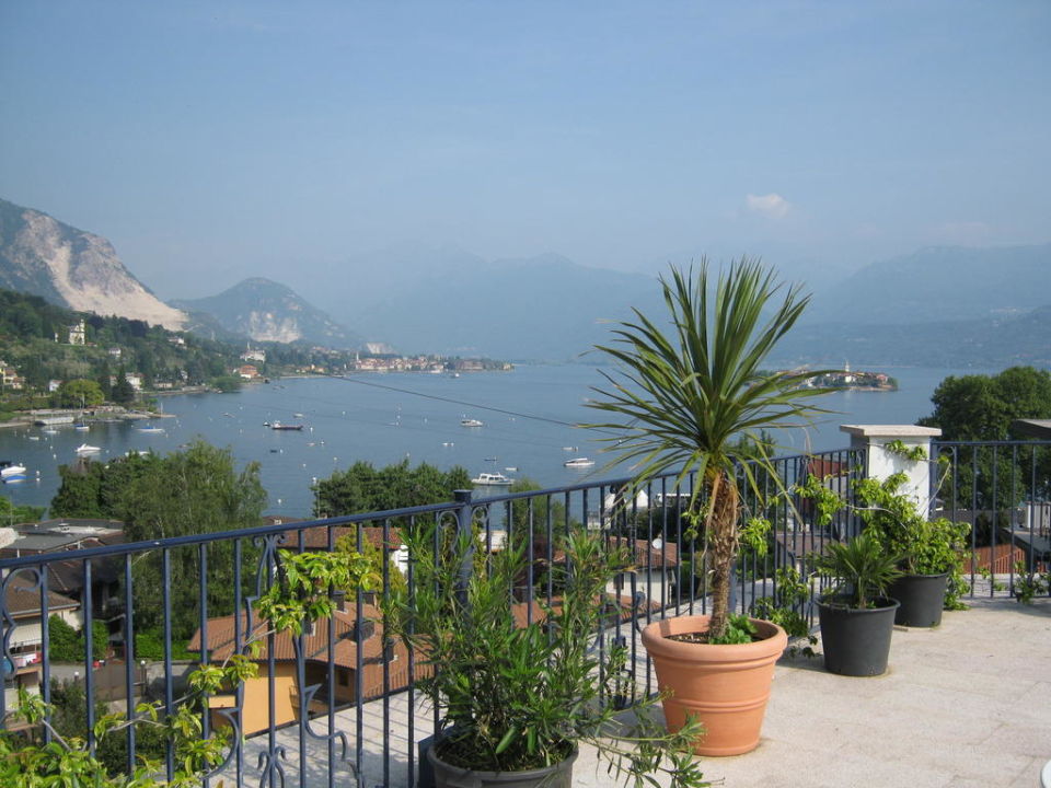 "Blick von der Dachterrasse auf den Lago Maggiore" Hotel ...