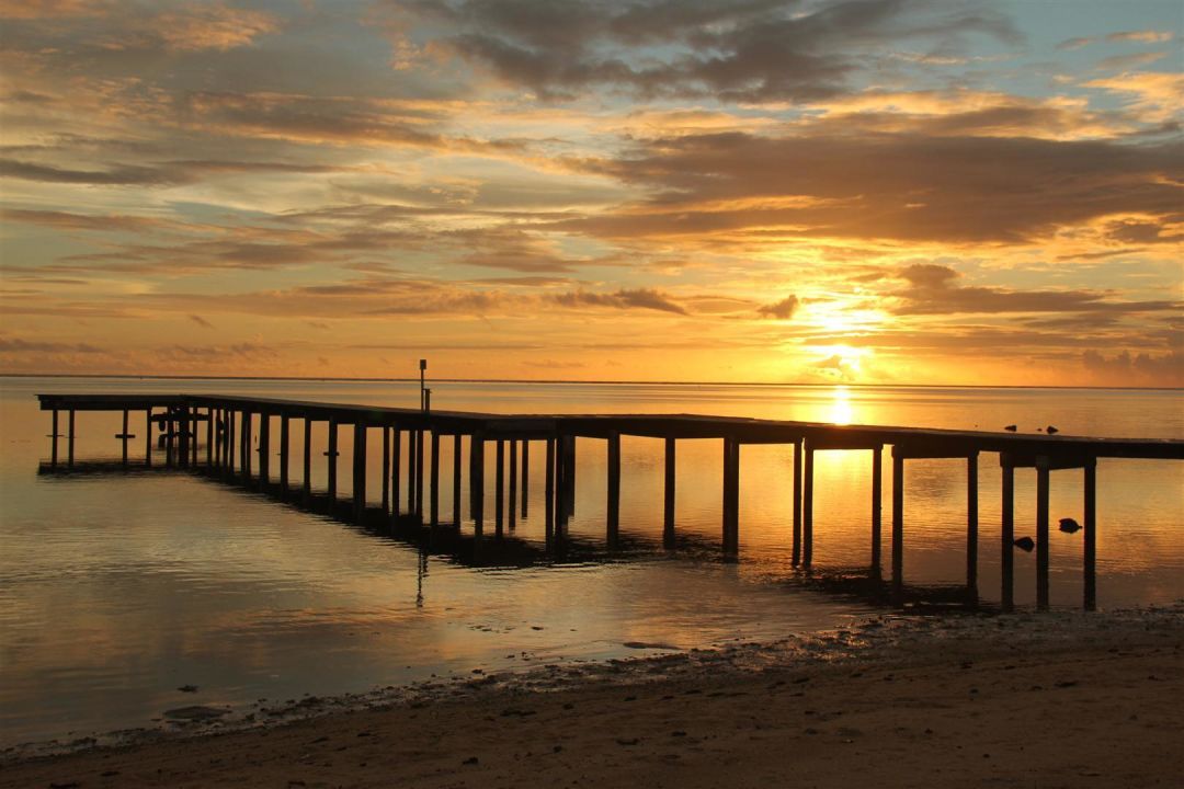 Strand mit Steg bei Sonnenuntergang Hotel Linareva Strand mit Steg bei Sonnenuntergang Hotel Linareva