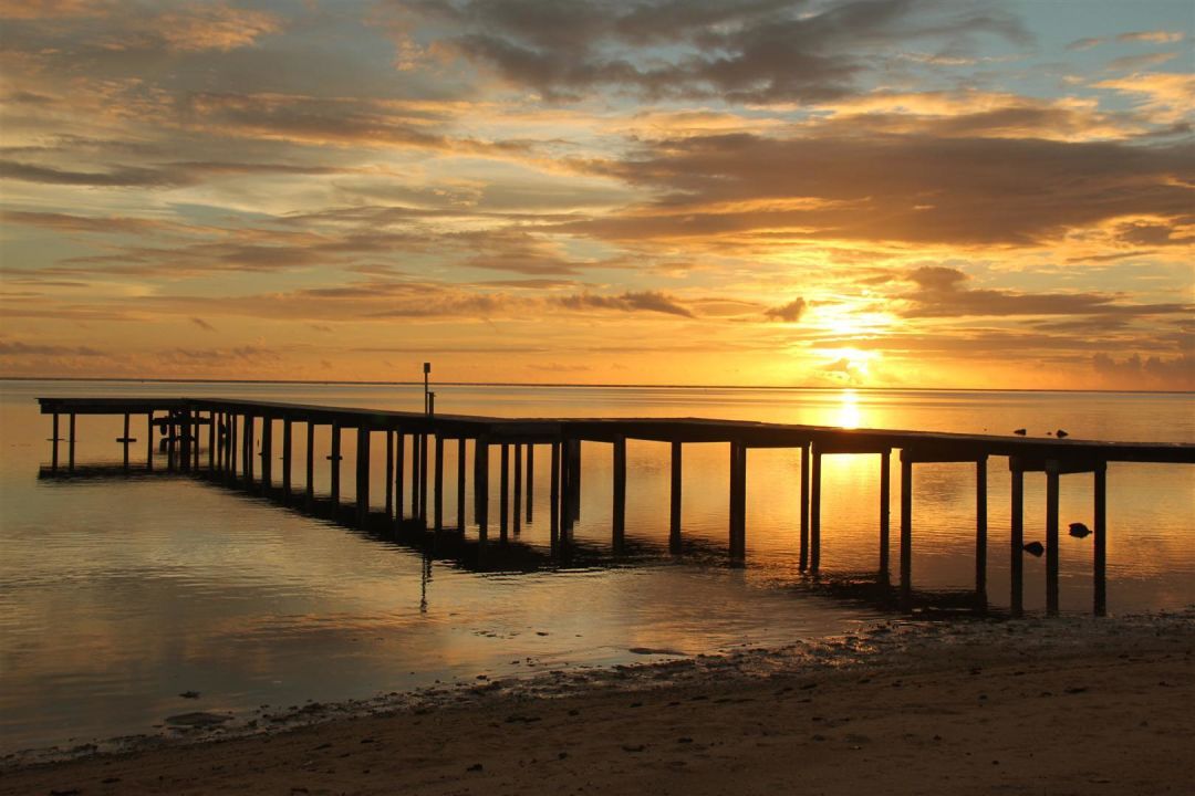  Strand mit Steg  bei Sonnenuntergang  Hotel Linareva 