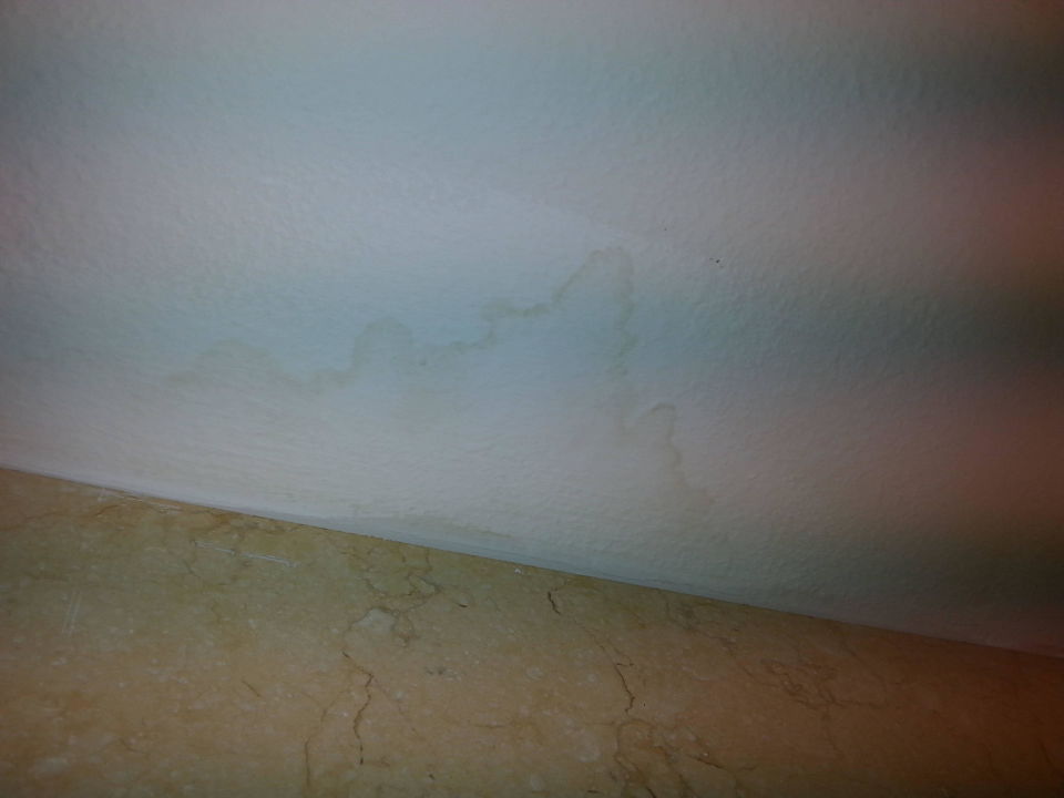 "Wasserflecken an der Decke vom Bad" Hotel Vier Jahreszeiten Zingst