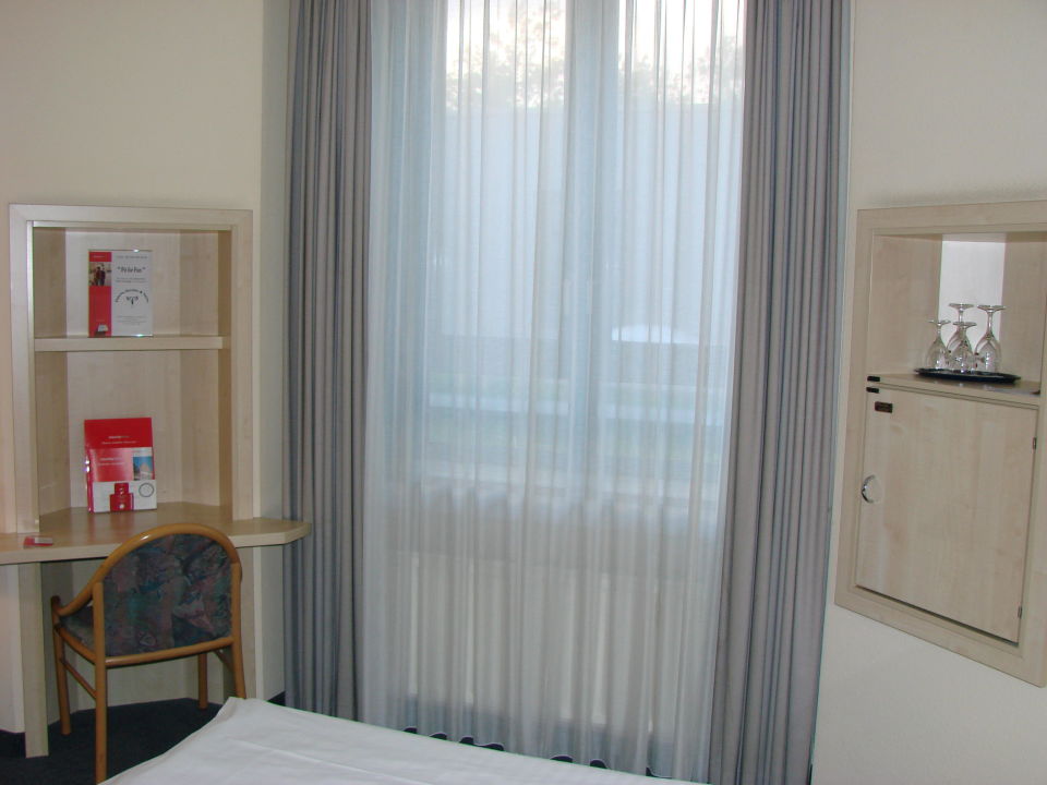 &quot;Blick zum Fenster&quot; IntercityHotel Augsburg (Augsburg