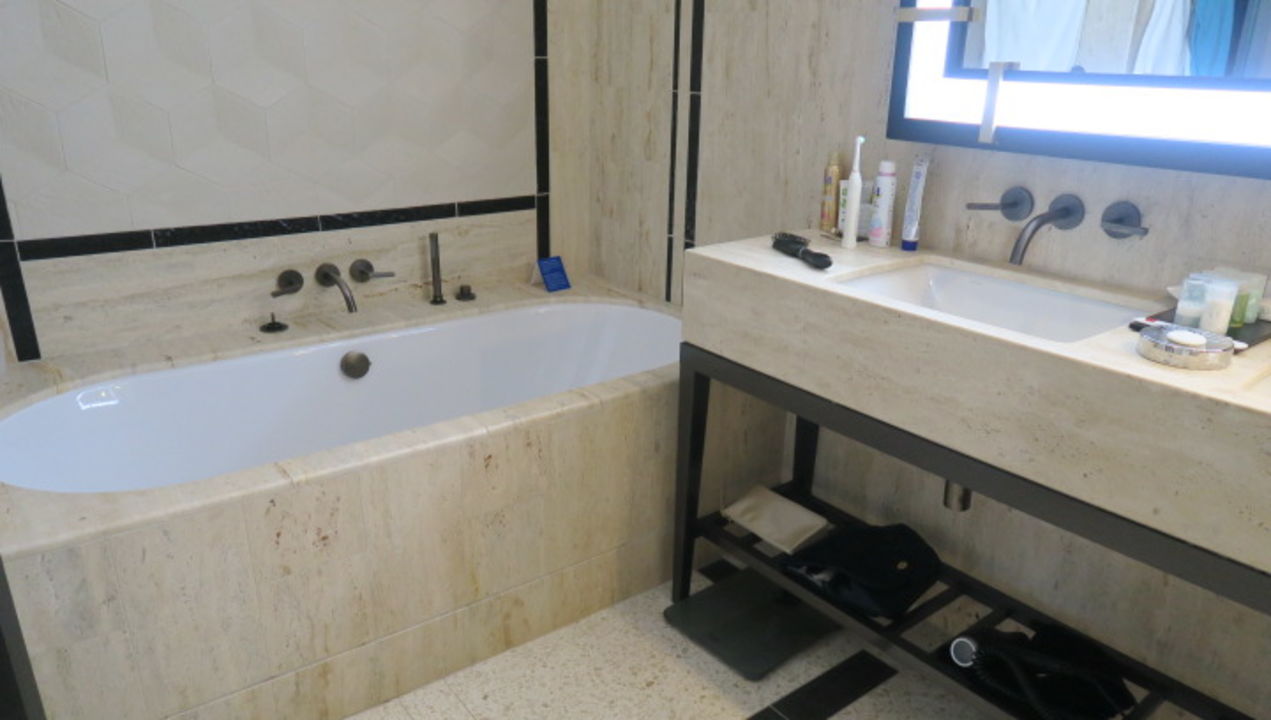 "Doppelwaschbecken und Badewanne, beleuchteter Spiegel" Seaside Hotel