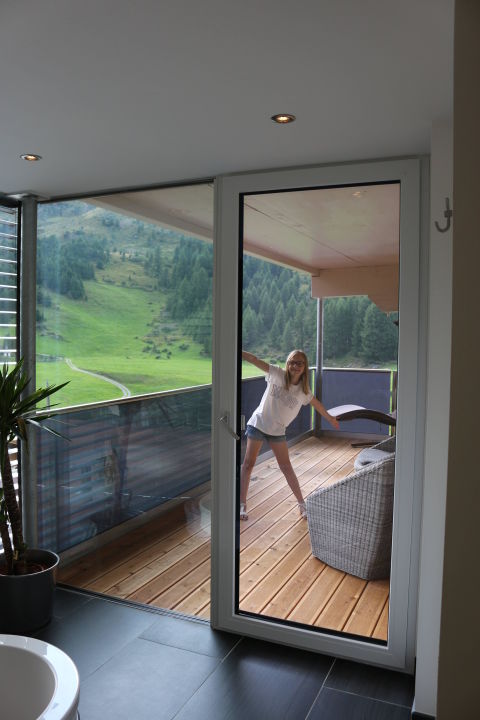 Blick Vom Badezimmer Zum Balkon Muhle Resort 1900 Hochgurgl