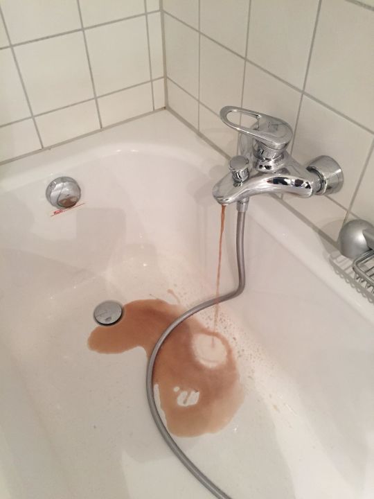 "Braunes Wasser in der Badewanne" Wyndham Garden Lahnstein Koblenz