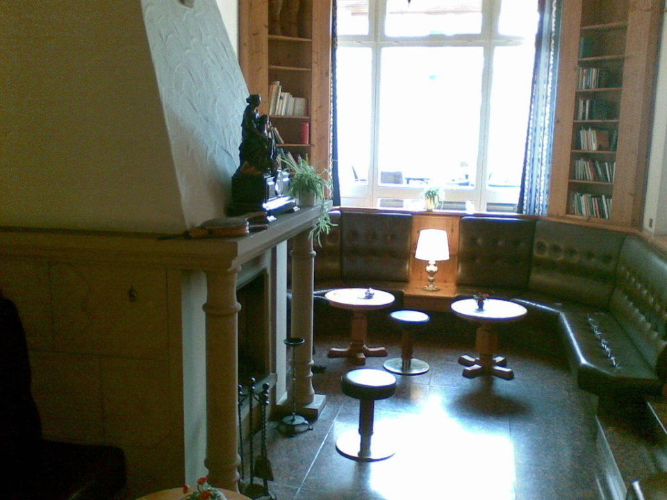""Kaminzimmer" mit Bücherregalen" Göbel's Hotel Rodenberg (Rotenburg an