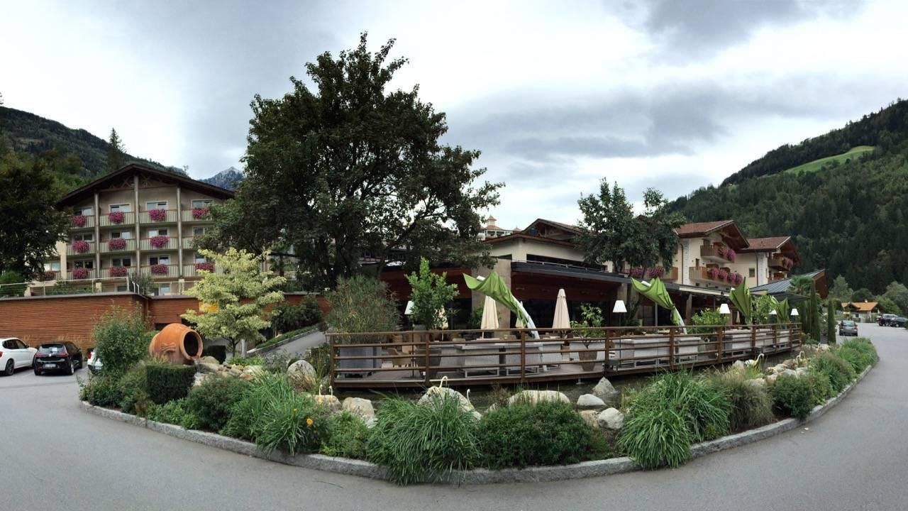 blick-auf-die-anlage-quellenhof-luxury-resort-passeier-san-martino