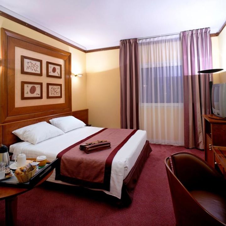 "Standard Room / Chambre Standard" Courtyard by Marriott Paris Roissy