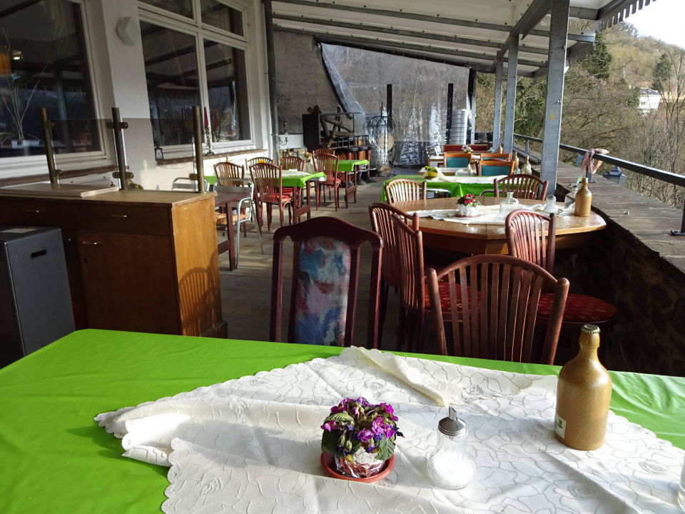 "Terrasse vom Restaurant mit unschöner Tischdeco !" Ferienwohnungen