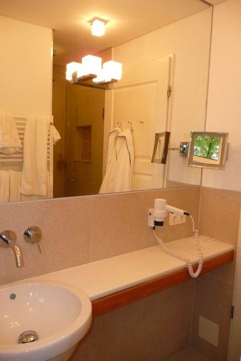 "Bad - Waschtisch und Spiegel mit Vergrößerungsspiegel" Ringhotel