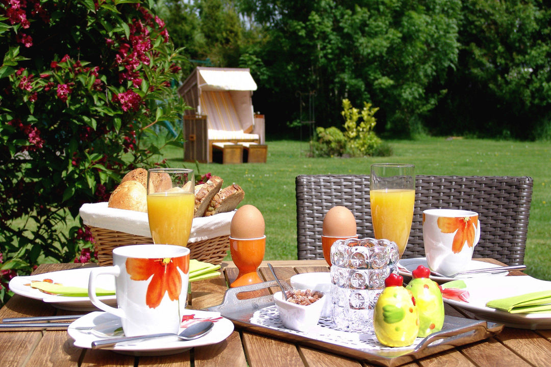 &quot;Frühstück im Garten&quot; Hotel Garni Landhaus Uttum