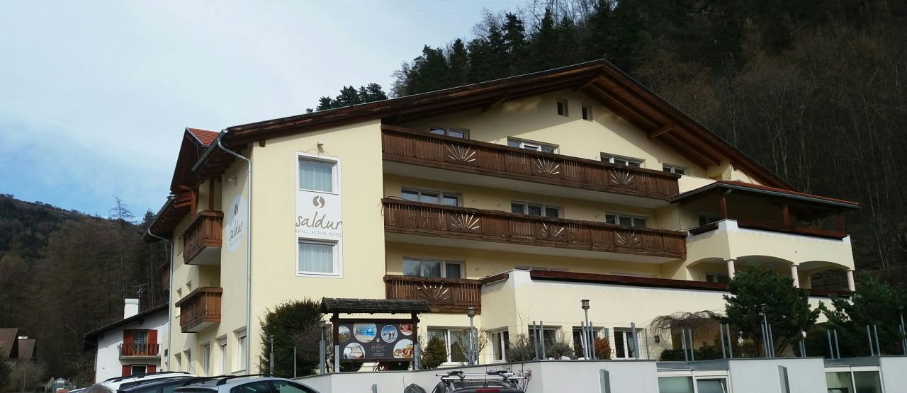 "Hotelaußenansicht Südseite mit Parkplatz" Hotel Saldur ...