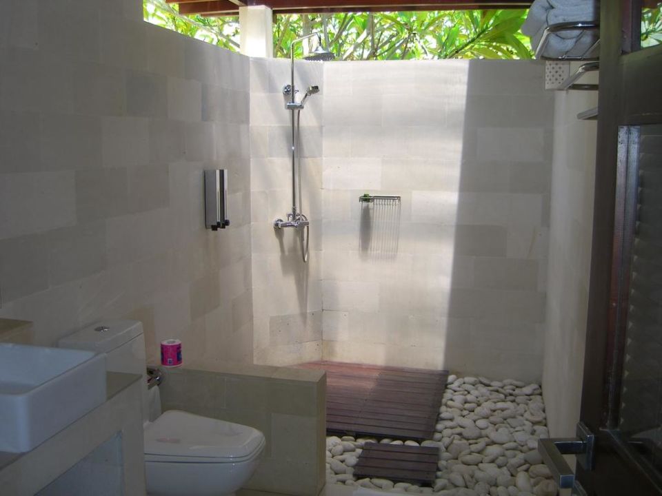 Bild "auÃendusche" zu hotel frangipani beach villas in lovina