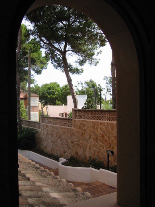 Blick Durch Das Offene Fenster Des Eingangsbereichs Hotel Quijote Park Cala Ratjada Holidaycheck Mallorca Spanien