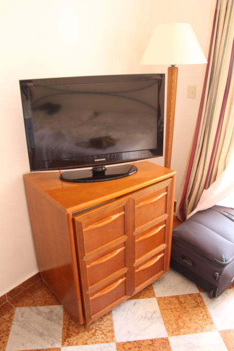 "Schrank (mit Kühlschrank und TV) im alten Zimmer" Hotel Melia Varadero