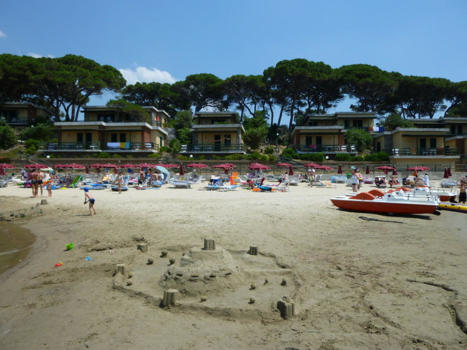 "Sicht vom Strand auf die Bungalow Anlage" Hotel Golfo Del Sole