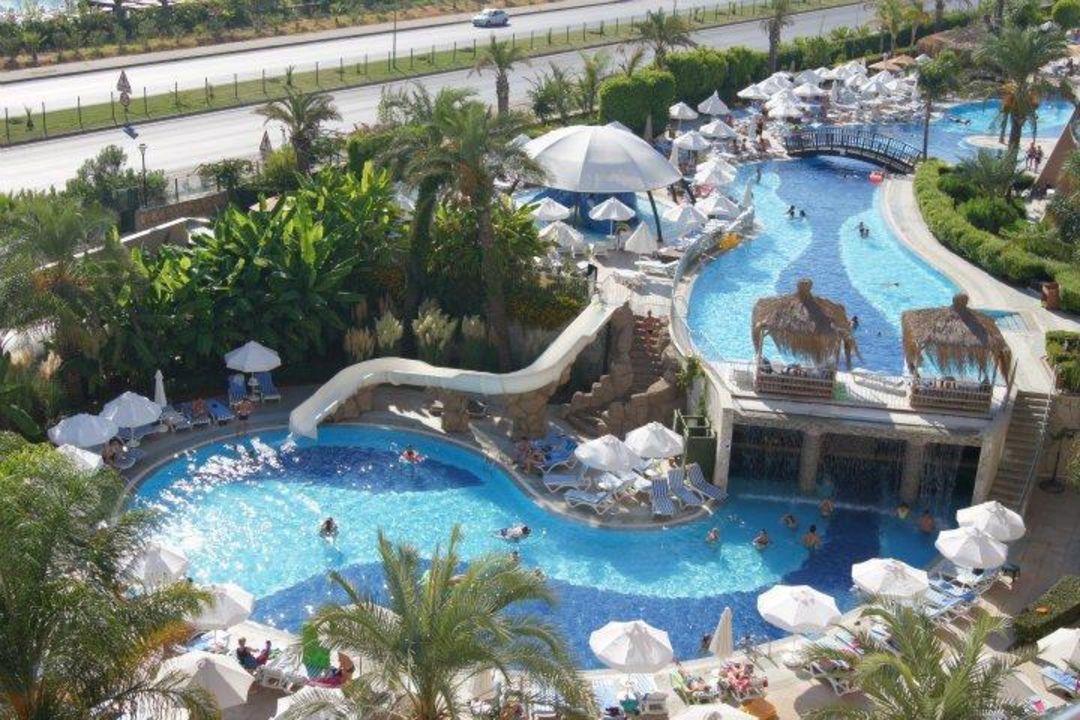 "Pool mit Rutsche und Poolbar hinterm Wasserfall" Hotel Long Beach