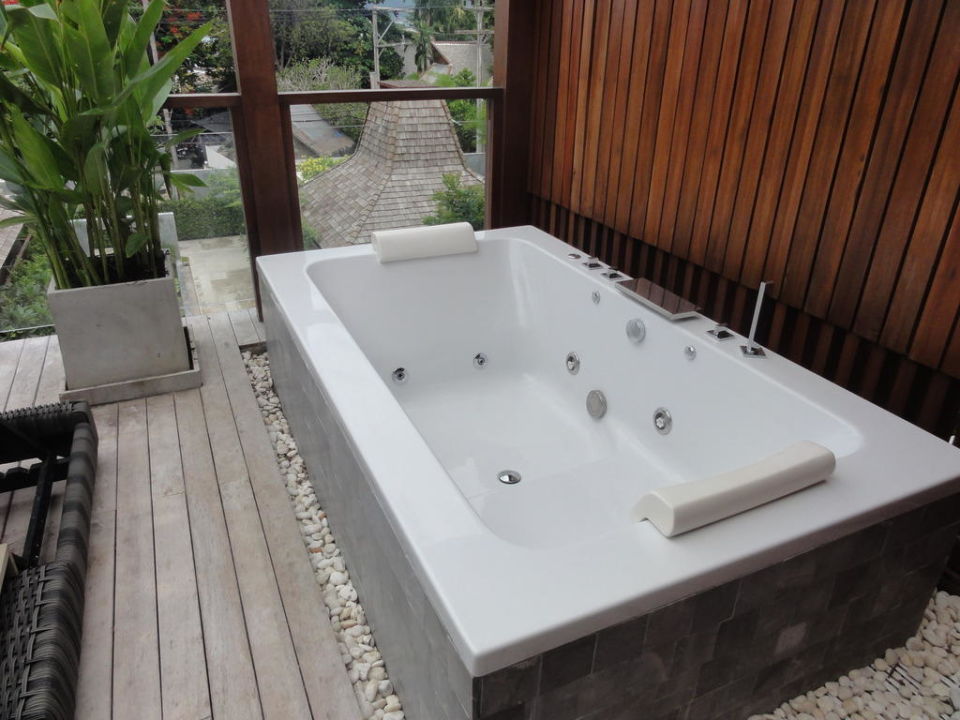 "Jacuzzi Badewanne im Außenbereich der PoolVilla" Baan Haad Ngam